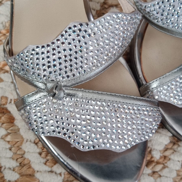 E !Live from the red carpet heels - Picture 3 of 16